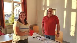 Rudi Baumann (Ortsvereinsvorsitzender) übergibt Kathrin Mangi ihr neues Pateibuch.